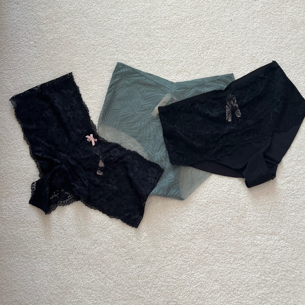 NWOT Victoria’s Secret 3-Pair Lace Brief Underwear L